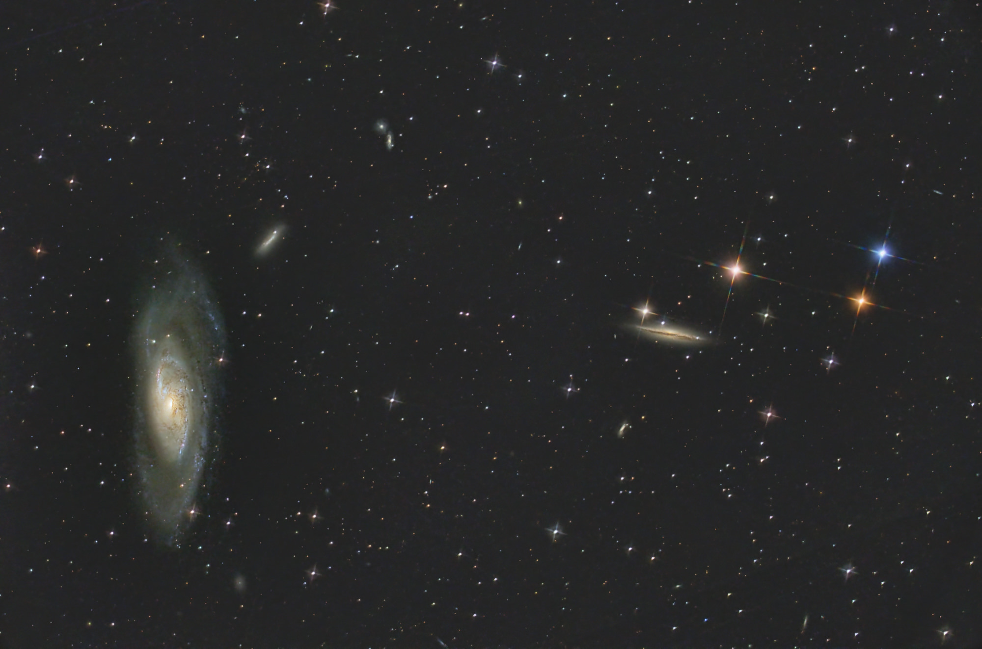 Die Spiralgalaxie Messier 106 liegt im Sternbild Jagdhunde. Mit einer Entfernung von etwa 24 Millionen Lichtjahren liegt die Galaxie in der Umgebung mehrerer Galaxiengruppen und hat einen Durchmesser von etwa 135.000 Lichtjahren.